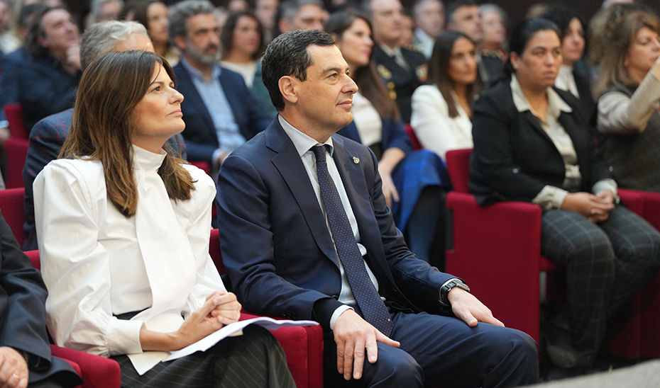 El presidente andaluz, junto a Pilar Gómez, directora de la publicación 'Artículo 14'.